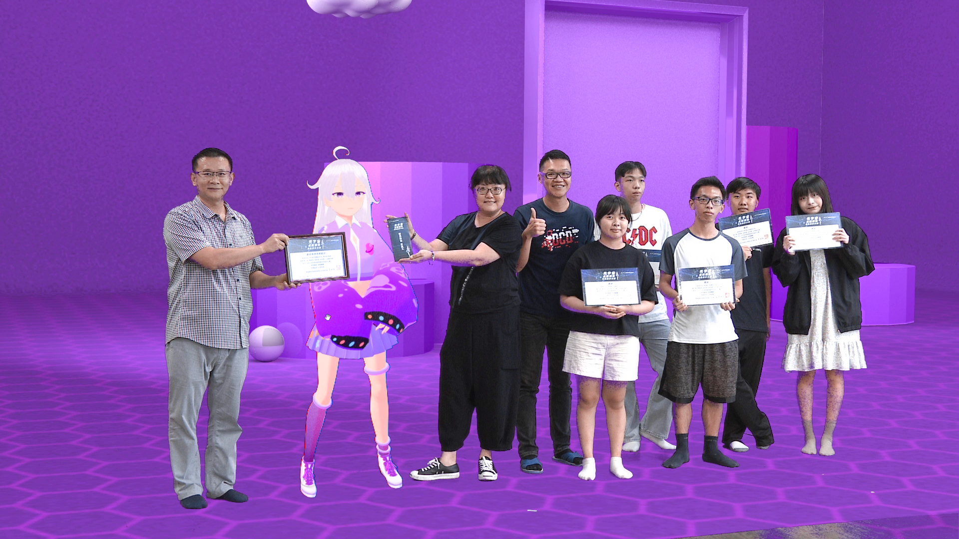 嶺東科大數媒系首創師生與虛擬角色同台領獎，由愛迪斯科技賴錦堂總經理（左一）親自頒獎。